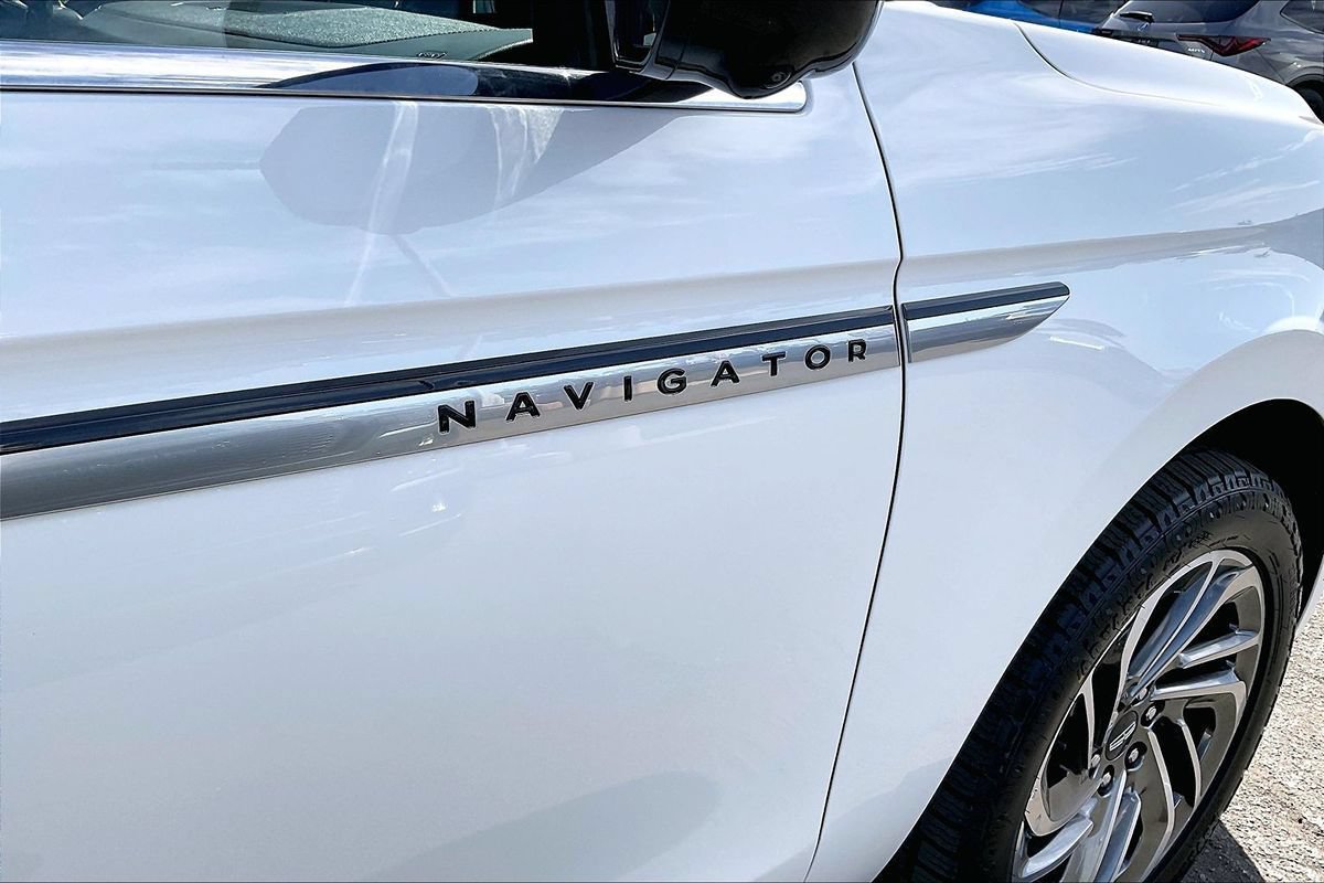 Used 2025 Lincoln Navigator Reserve AWD/4WD image 6