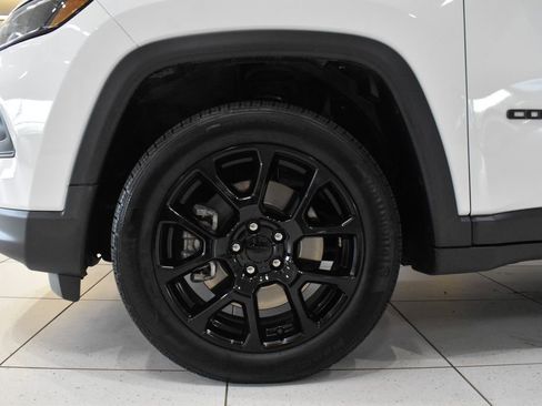 Used 2024 Jeep Compass Latitude w/ Convenience Group AWD/4WD image 9