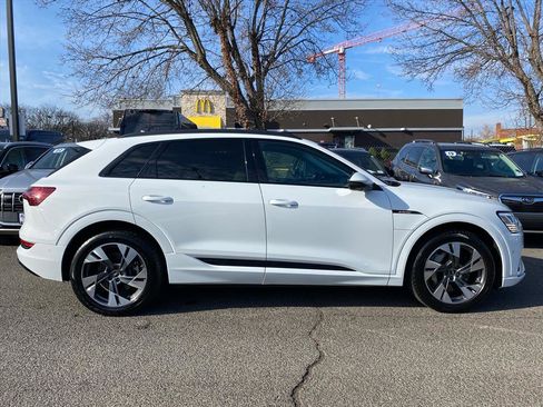 Used 2022 Audi e-tron Premium w/ Convenience Plus Package image 2