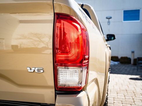 Used 2017 Toyota Tacoma TRD Sport image 9