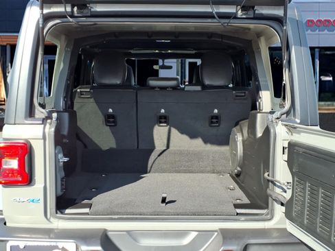 Used 2022 Jeep Wrangler Unlimited Sahara w/ Cold Weather Group AWD/4WD image 6