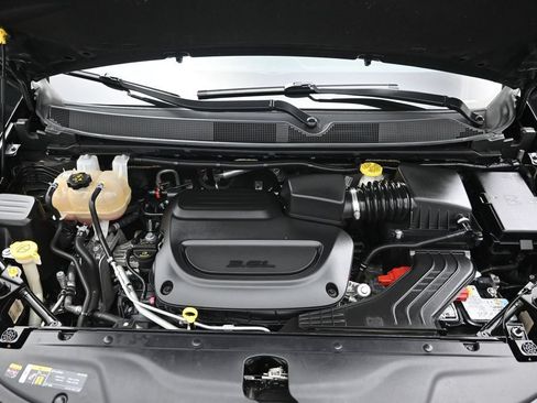 Used 2022 Chrysler Pacifica Touring-L w/ Uconnect Theater Family Group FWD image 40