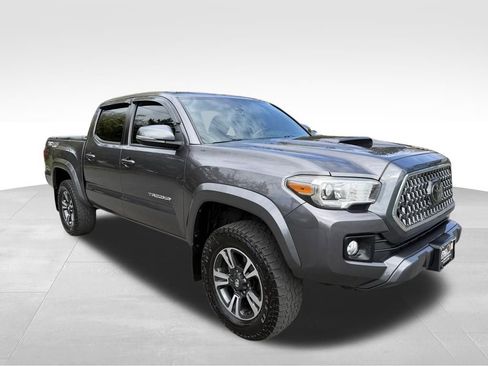 Used 2018 Toyota Tacoma TRD Sport AWD/4WD image 9