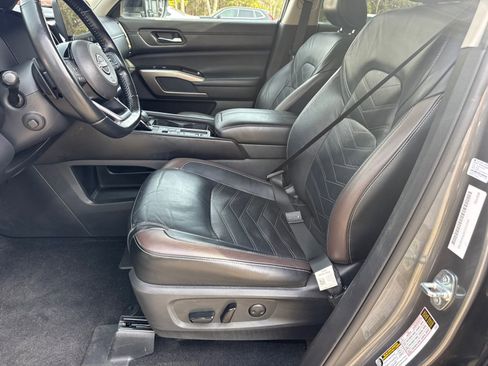 Used 2022 Nissan Pathfinder Platinum w/ Cargo Package image 9