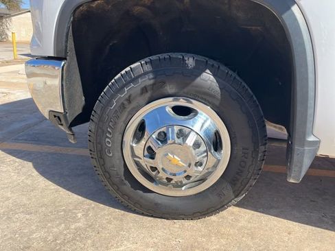 Used 2024 Chevrolet Silverado 3500 LT w/ Convenience Package image 11