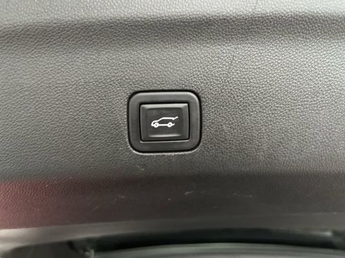 Used 2023 Chevrolet Suburban Premier image 11