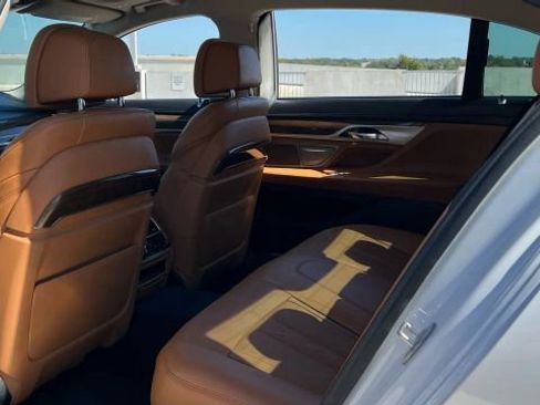 Used 2018 BMW 740i image 30
