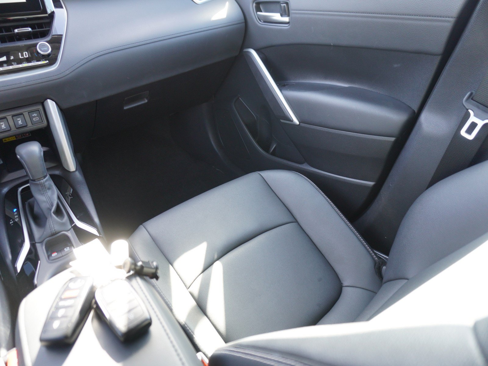 Used 2025 Toyota Corolla Cross XLE w/ Convenience Package AWD/4WD image 17
