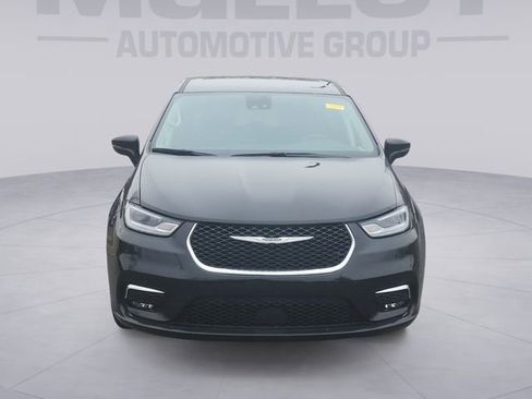 Used 2024 Chrysler Pacifica Touring-L image 8