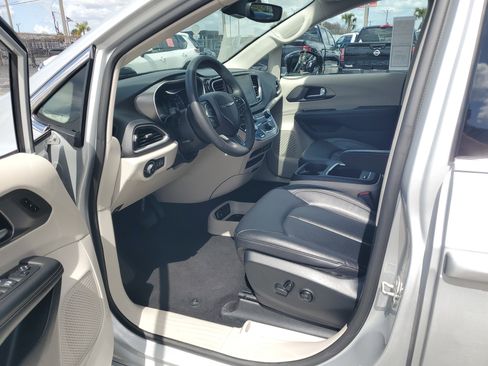 Used 2024 Chrysler Pacifica Touring-L FWD image 10