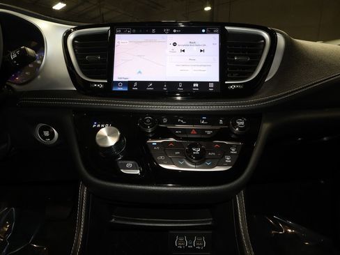Used 2025 Chrysler Pacifica Limited FWD image 17