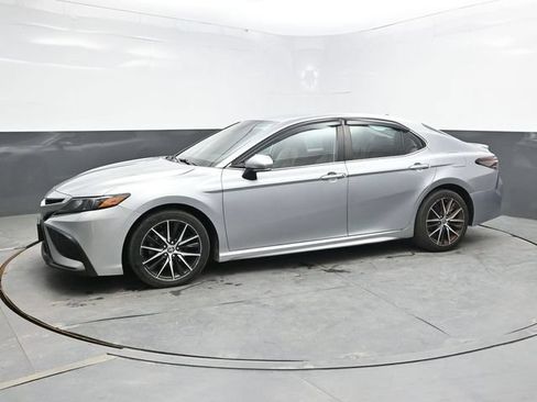 Used 2022 Toyota Camry SE FWD image 3