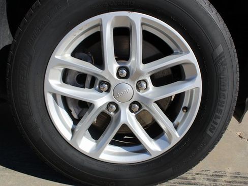 Used 2023 Jeep Grand Cherokee L Laredo image 24