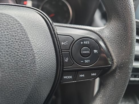 Used 2020 Toyota RAV4 LE FWD image 18