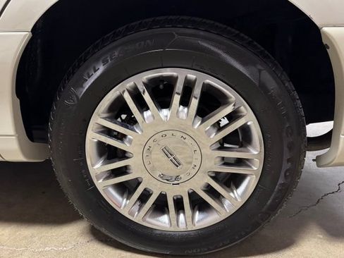 Used 2006 Lincoln Town Car Designer Series RWD image 35