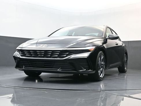 Certified 2025 Hyundai Elantra Limited image 21