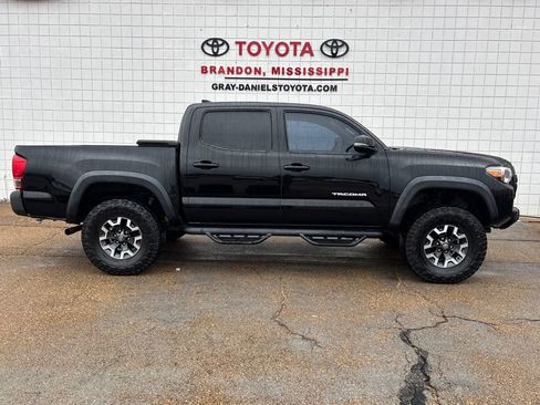 Used 2017 Toyota Tacoma TRD Off-Road w/ Tow Package (A/T) image 1