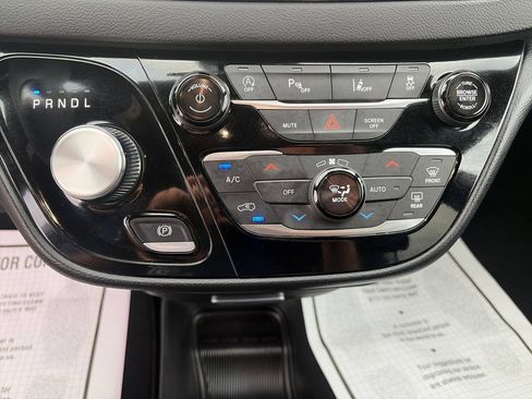 Used 2025 Chrysler Pacifica Select FWD image 18