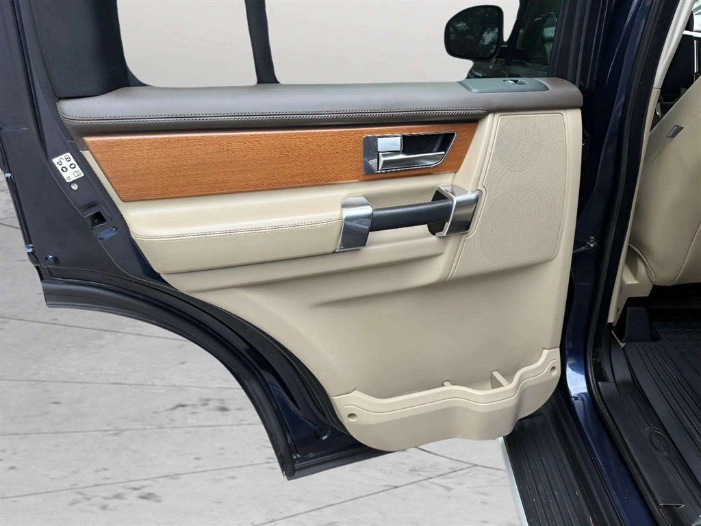 Used 2016 Land Rover LR4 HSE LUX AWD/4WD image 22