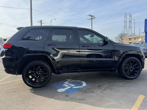 Used 2017 Jeep Grand Cherokee Altitude image 4