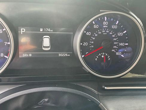 Used 2024 Kia Carnival EX image 13