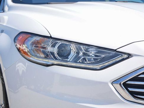 Used 2018 Ford Fusion SE w/ Fusion SE Technology Package FWD image 4