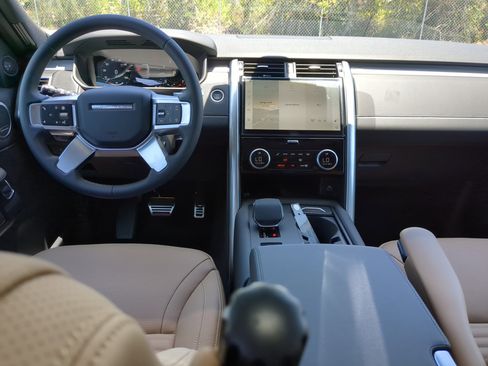 New 2025 Land Rover Discovery Dynamic SE image 12