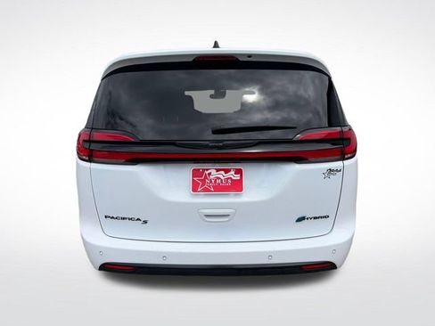 Used 2024 Chrysler Pacifica Limited FWD image 5