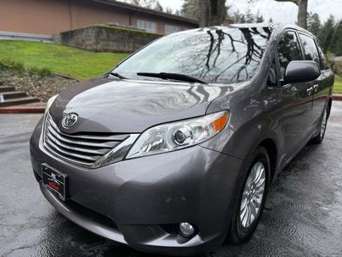 Used 2013 Toyota Sienna XLE w/ Premium Pkg image 1