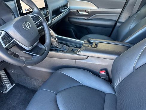 Used 2025 Toyota Grand Highlander AWD image 12