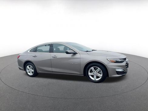 Used 2023 Chevrolet Malibu LT image 2