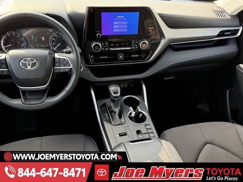 Used 2025 Toyota Highlander LE image 17