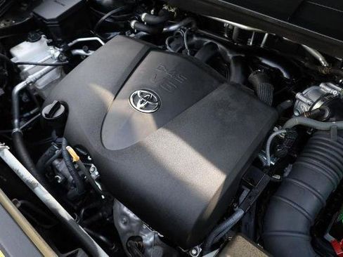 Used 2022 Toyota Highlander XLE AWD/4WD image 31