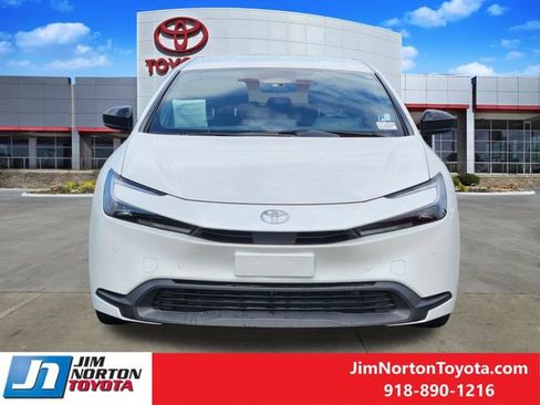 Used 2025 Toyota Prius LE FWD image 2