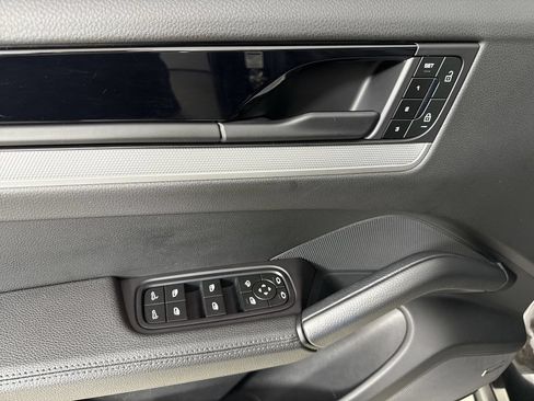 Certified 2025 Porsche Cayenne AWD/4WD image 34