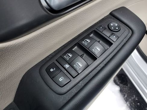 Certified 2024 Chrysler Pacifica Touring-L image 6