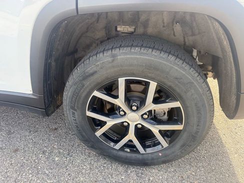 Used 2023 Jeep Grand Cherokee Limited image 21