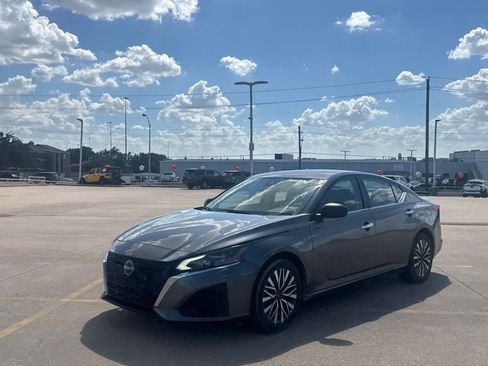Certified 2025 Nissan Altima 2.5 SV FWD image 9