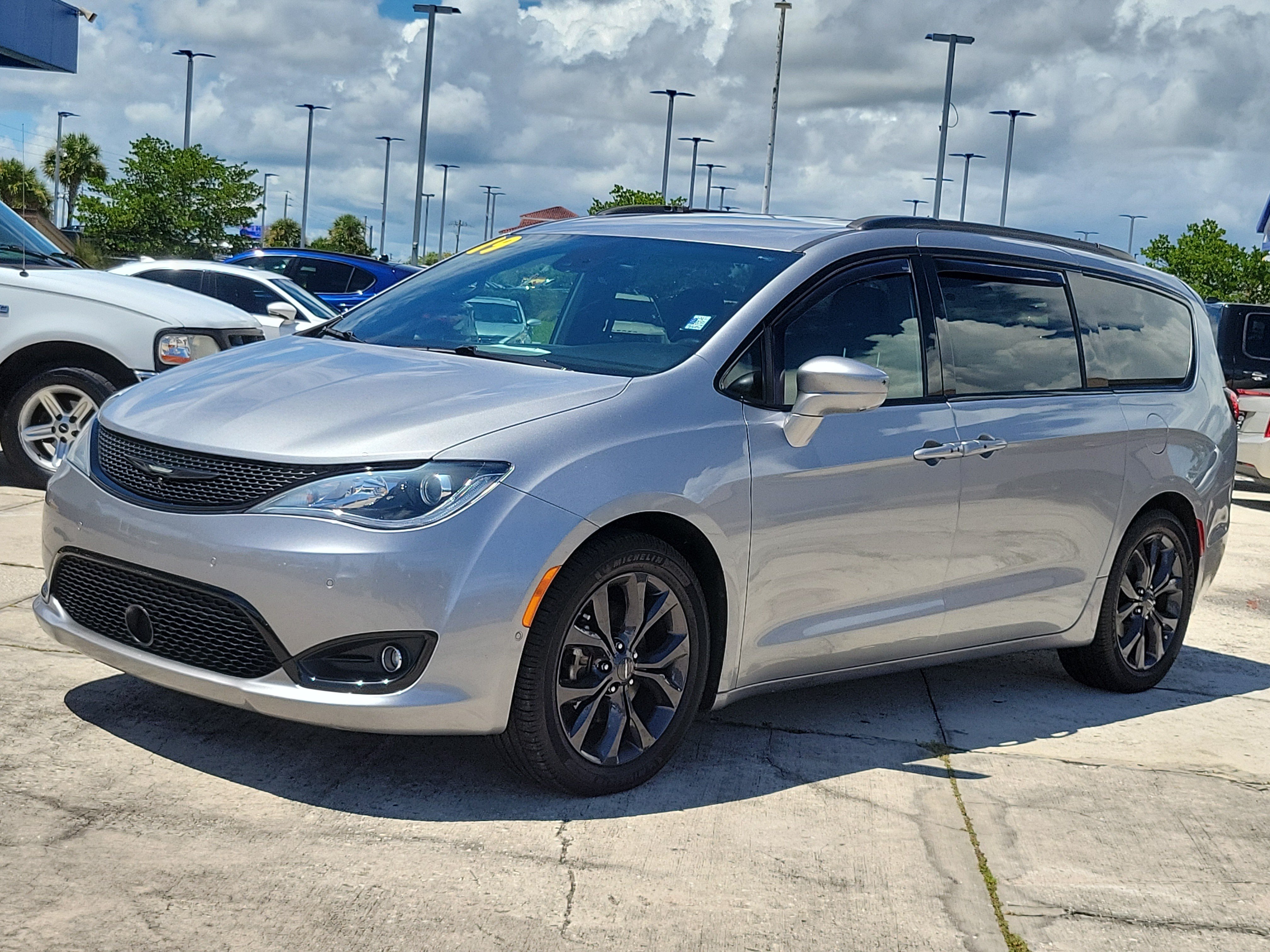 Used 2019 Chrysler Pacifica Touring-L Plus w/ Advanced Safetytec Group FWD image 2