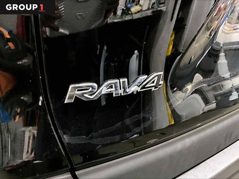 Used 2019 Toyota RAV4 LE image 9