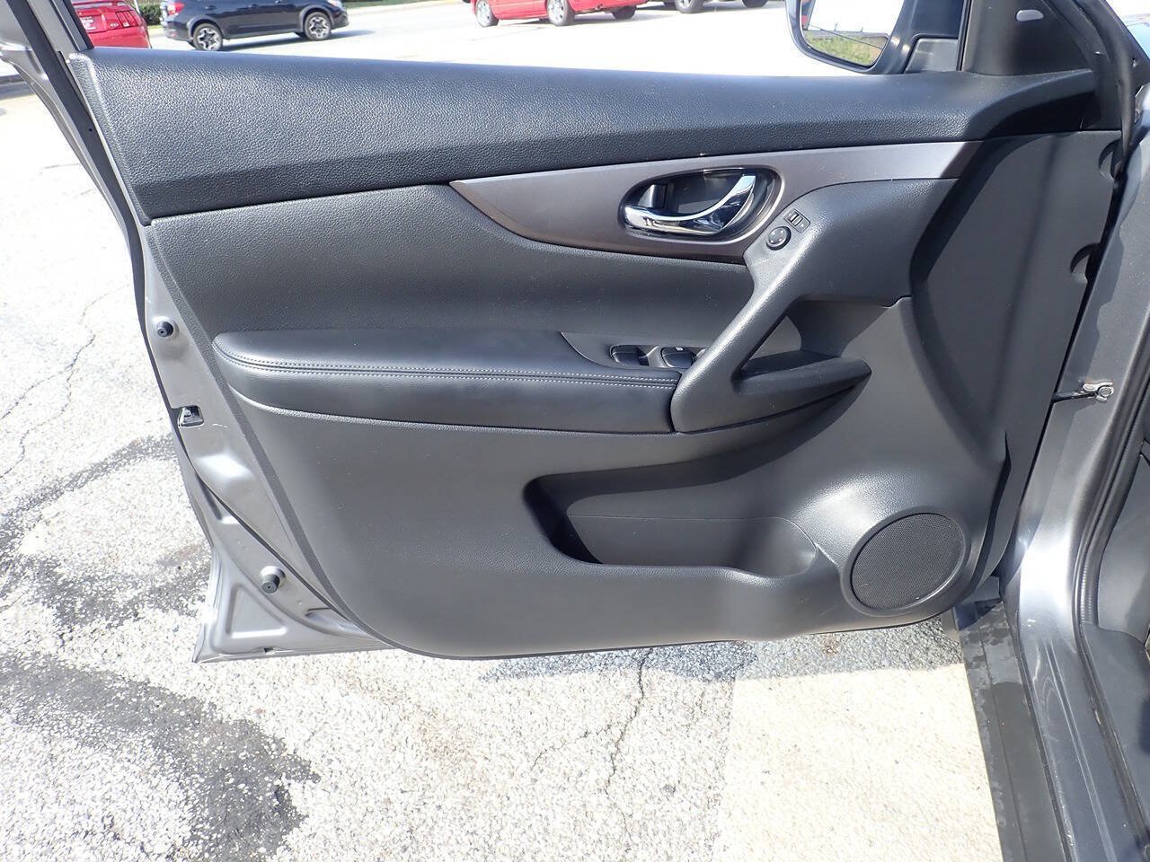 Used 2016 Nissan Rogue SV w/ SV Premium Package AWD/4WD image 10