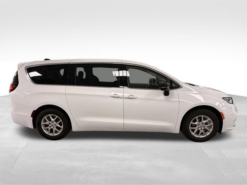 Used 2024 Chrysler Pacifica Touring-L FWD image 4