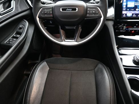 Used 2023 Jeep Grand Cherokee Altitude image 9