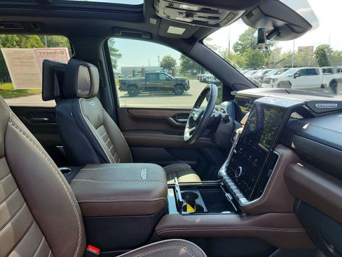 Certified 2025 GMC Yukon Denali Ultimate AWD/4WD image 8