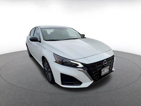 Used 2025 Nissan Altima 2.5 SV image 3