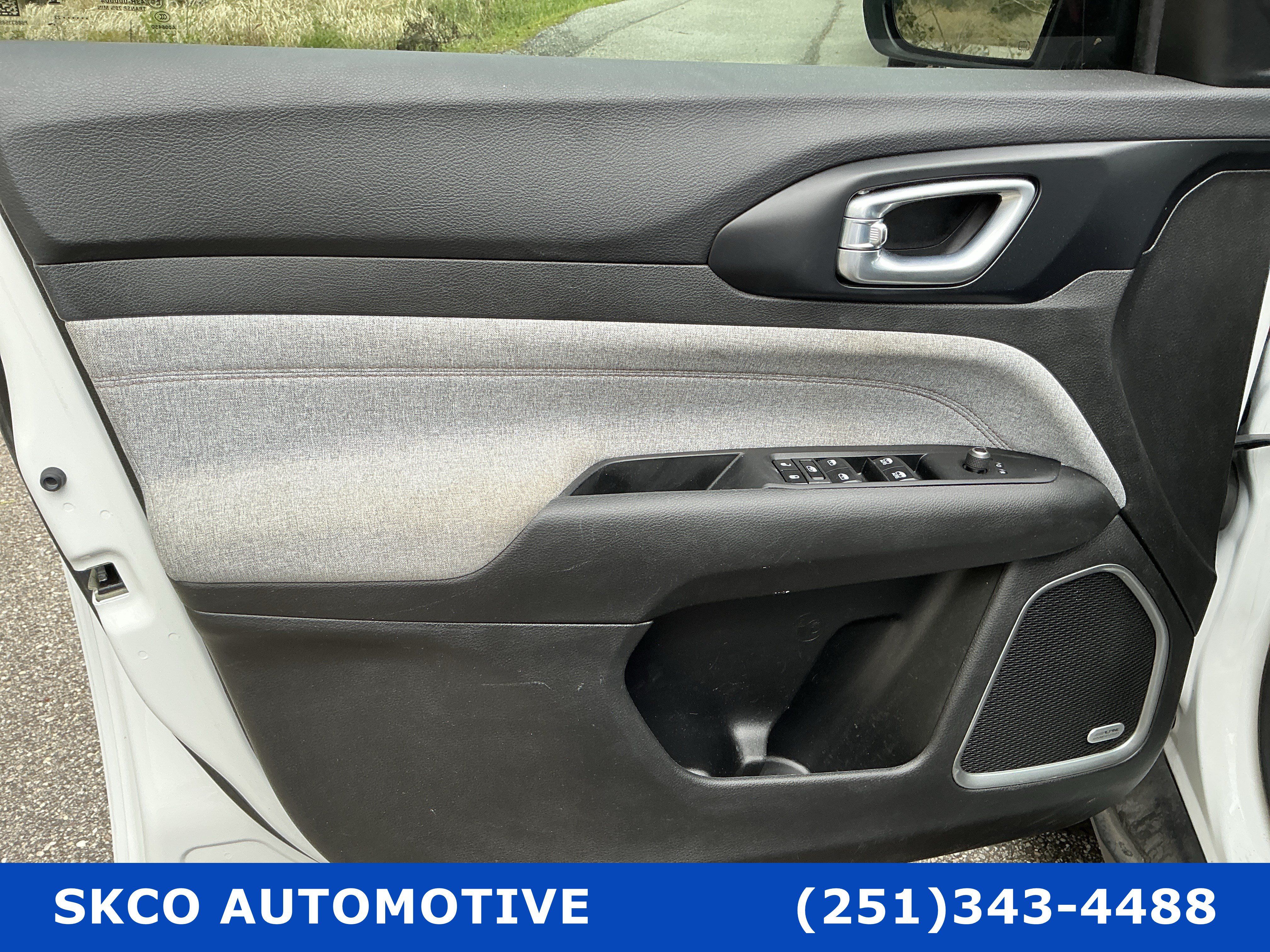 Used 2023 Jeep Compass Latitude w/ Sun and Sound Group AWD/4WD image 12