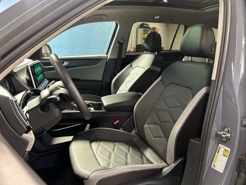 Used 2024 Volkswagen Atlas Peak Edition SE AWD/4WD image 17