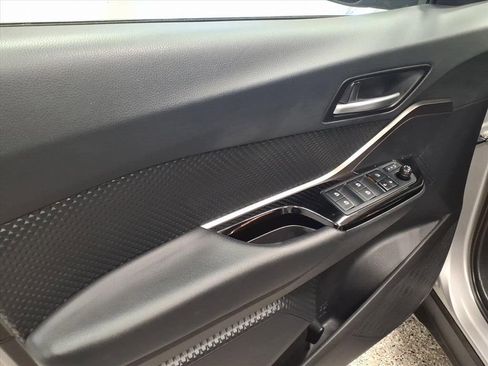 Used 2019 Toyota C-HR XLE image 8