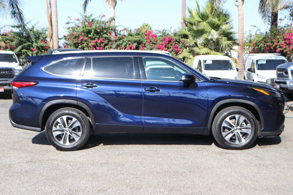 Used 2022 Toyota Highlander XLE FWD image 12