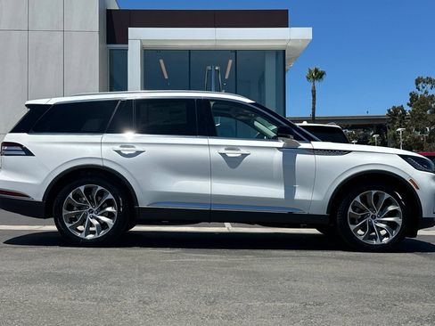 New 2026 Lincoln Aviator Reserve w/ Illumination Package RWD image 2